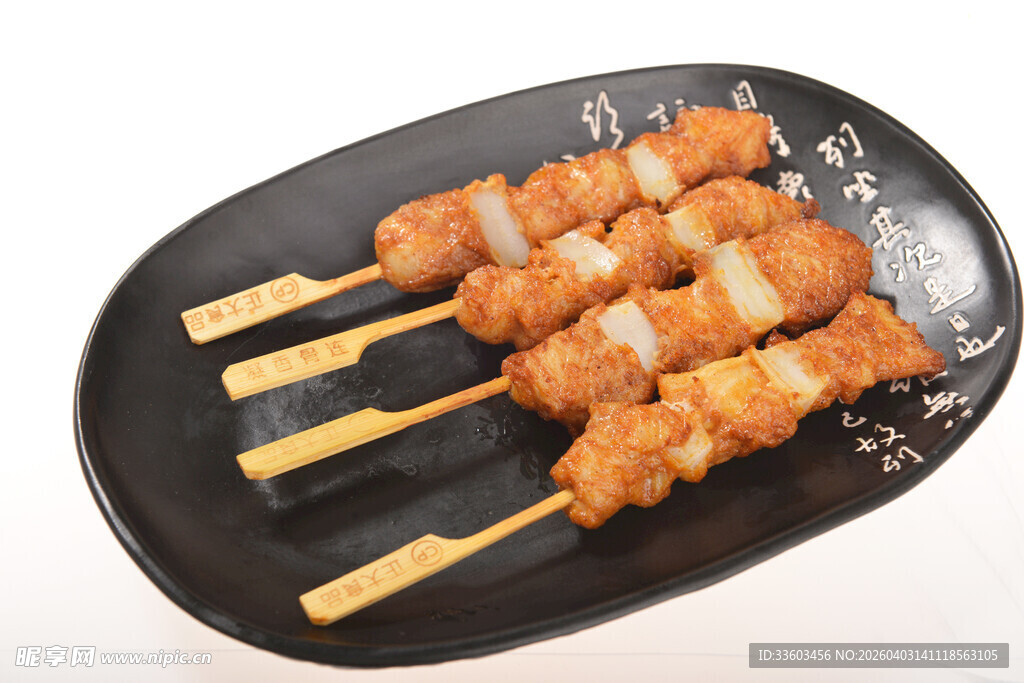 美味鸡肉串摆放在黑盘上