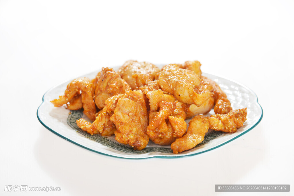 美味香酥炸物摆于盘中