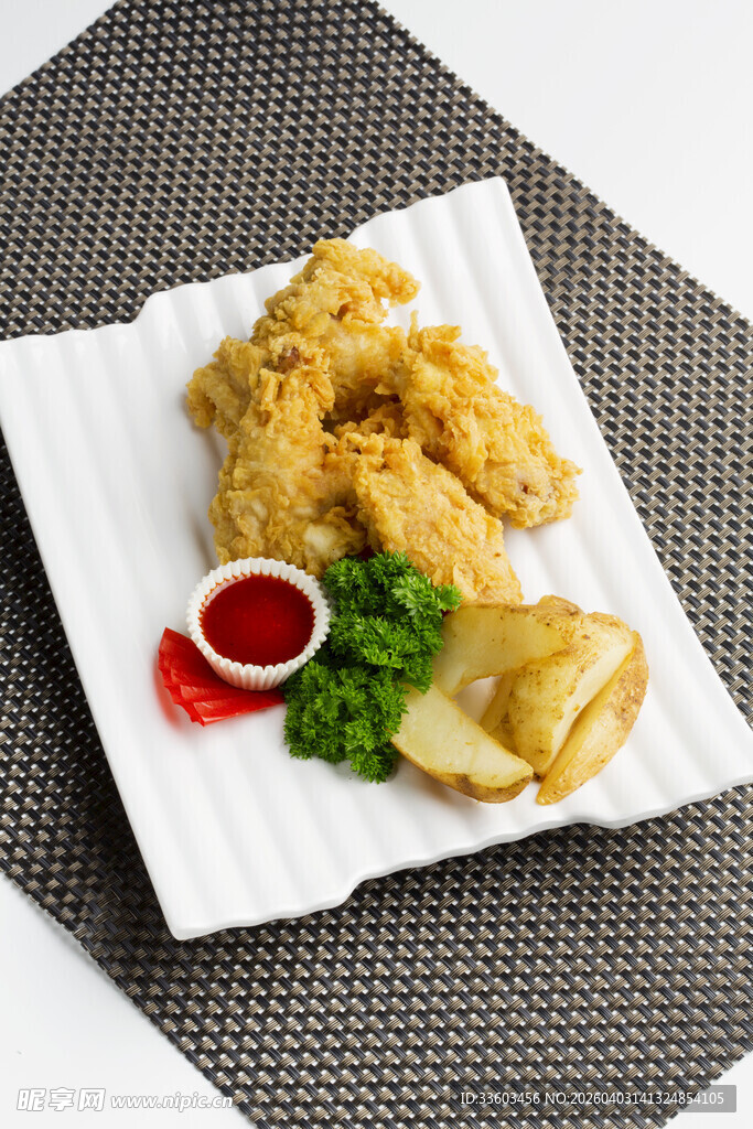 美味炸鸡配蘸酱与配菜