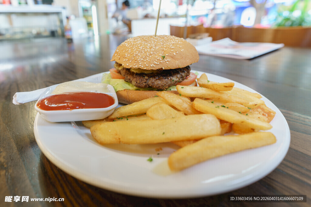 美味汉堡配薯条与番茄酱