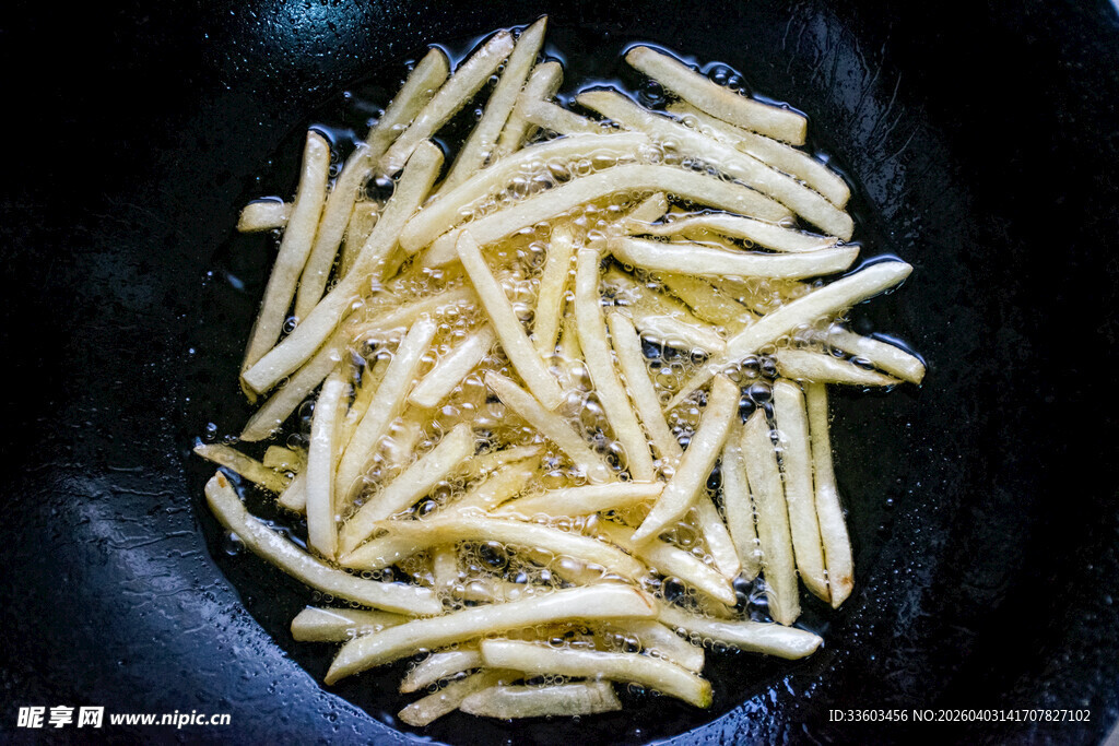 锅中的新鲜土豆条
