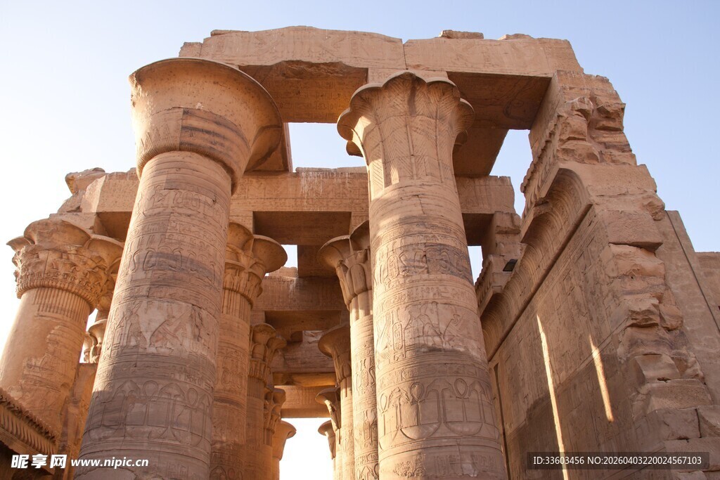 古埃及神庙壮观石柱景观