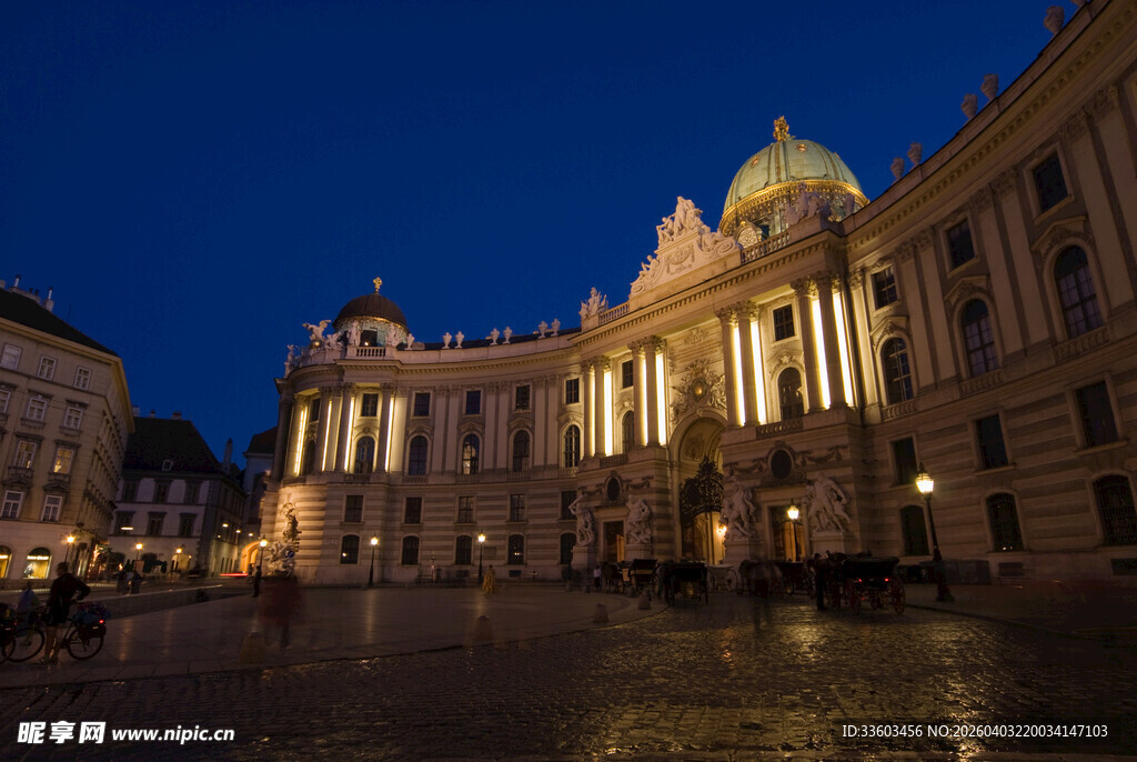 夜幕下的宏伟古典建筑