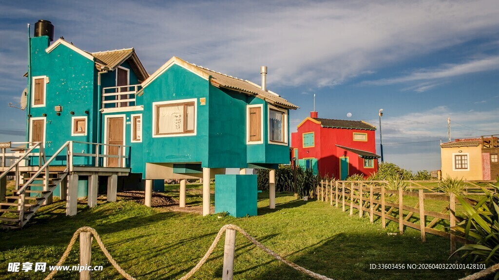 彩色小屋立于开阔草地