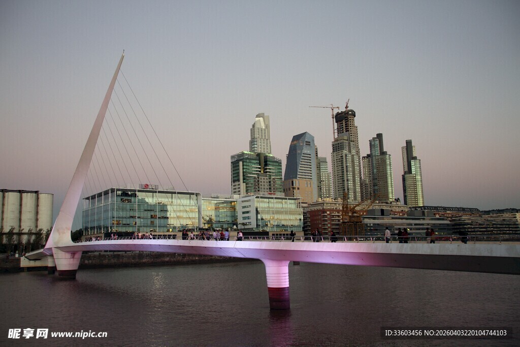 城市河畔桥梁与高楼景观