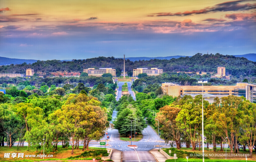 城市公园美丽黄昏景色