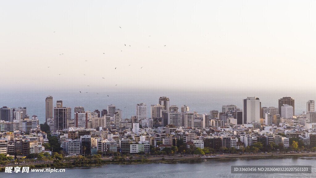 城市天际线与水边建筑景观