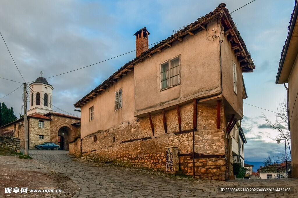 古朴山村中的老旧房屋