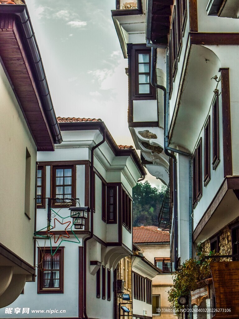 传统风格的狭窄街道建筑