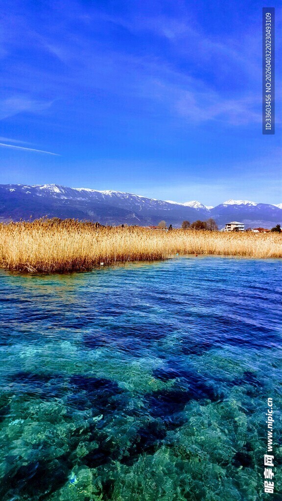 清澈蓝湖与远处山峦美景