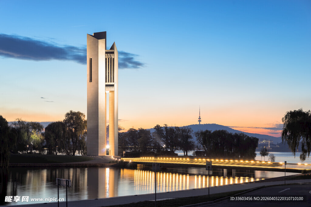 城市河畔的现代高塔景观