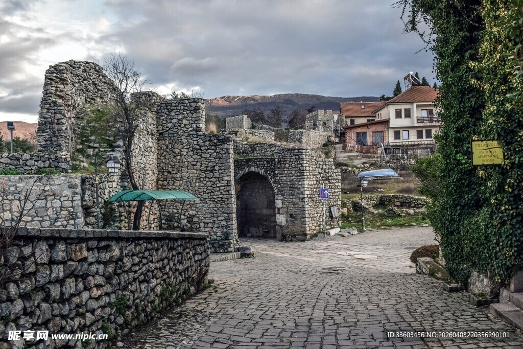 古老石砌建筑的静谧小道