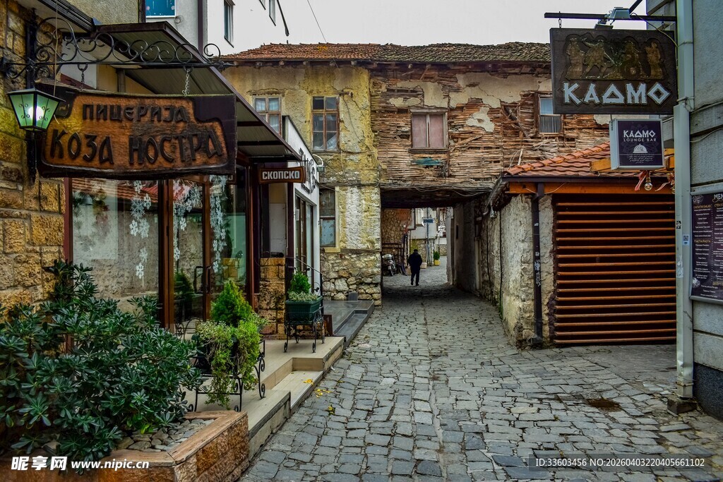 古朴小巷中的特色店铺