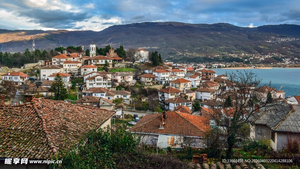 依山傍水的美丽小镇风光