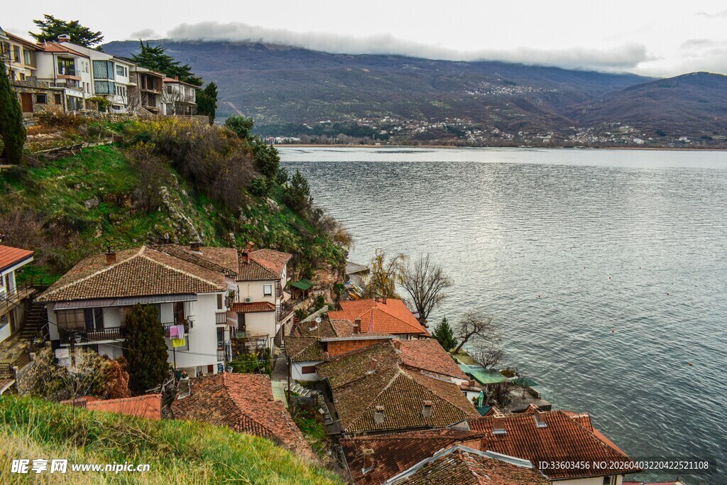依山傍水的美丽村落