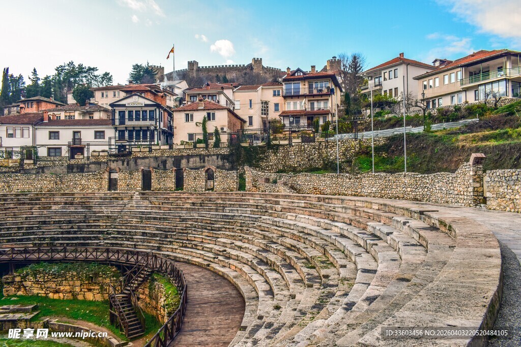 古老露天剧场与周边建筑