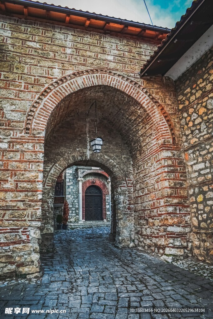 古老石拱通道