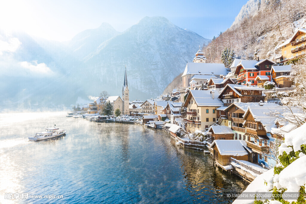 冬日湖畔雪覆小镇美景