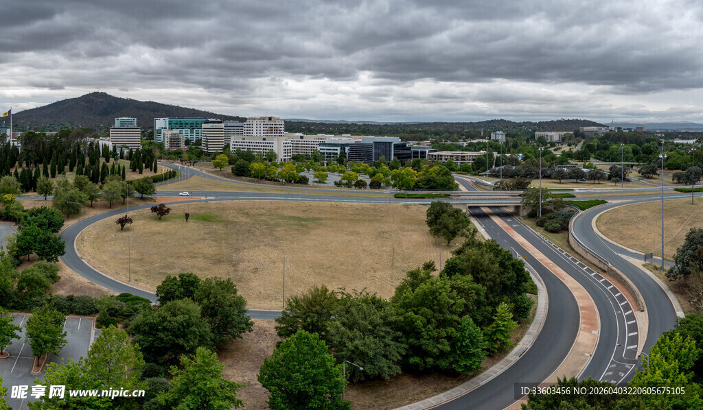 俯瞰城市中的环形道路景观