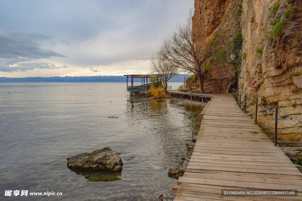 湖畔木栈道的宁静景致