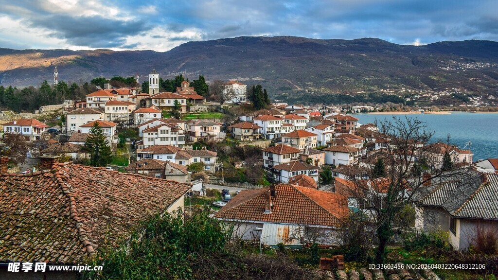 依山傍水的美丽城镇风光