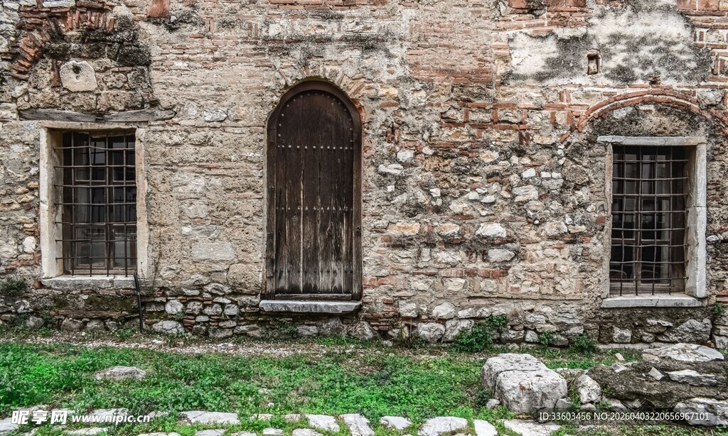 古老石砌建筑的斑驳门窗