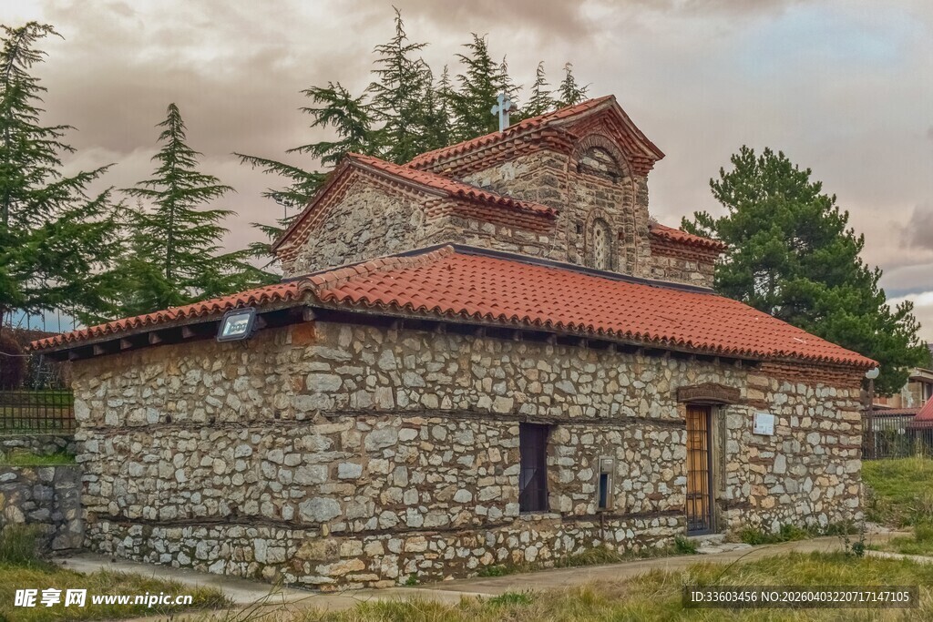 石砌小屋坐落在山林间