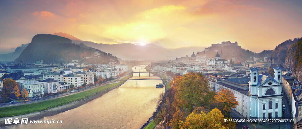 河畔小镇的绝美黄昏景色