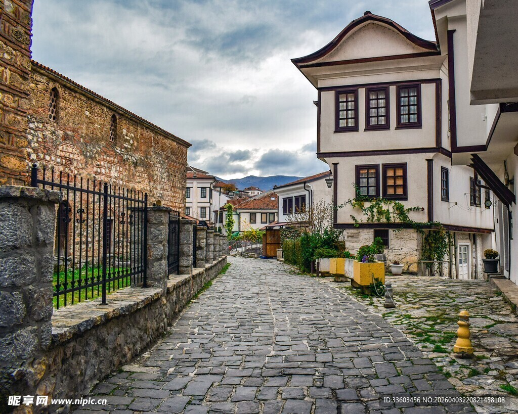 古老街巷旁的特色建筑