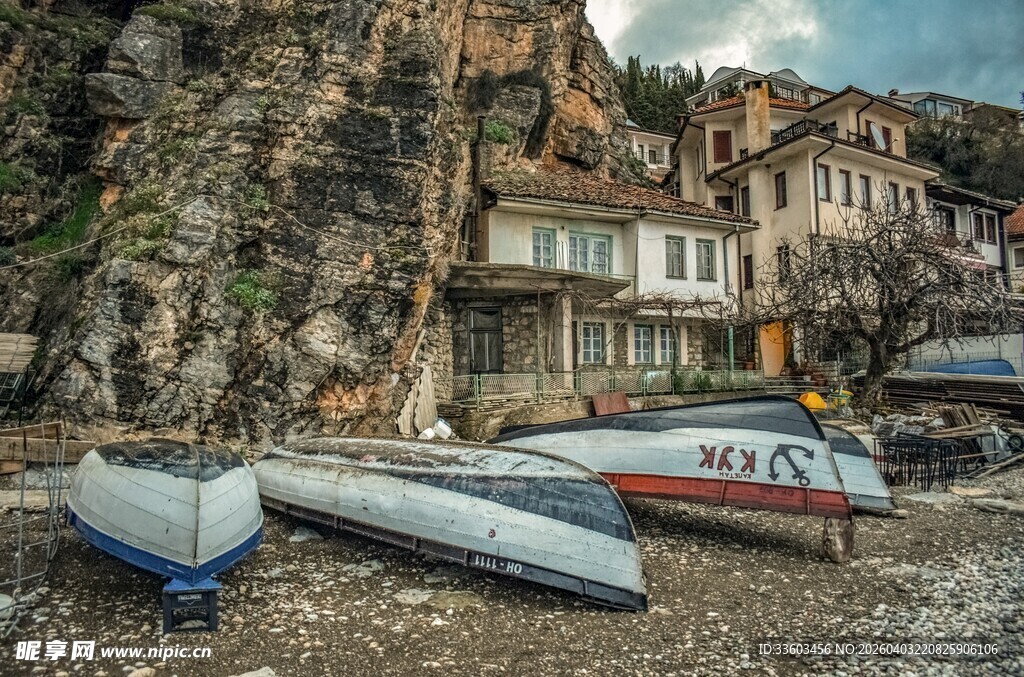 海边停靠的多彩小船