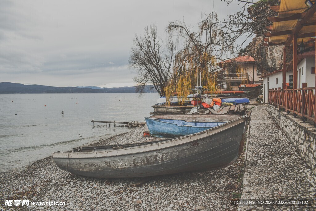 湖畔小船停靠在木屋旁