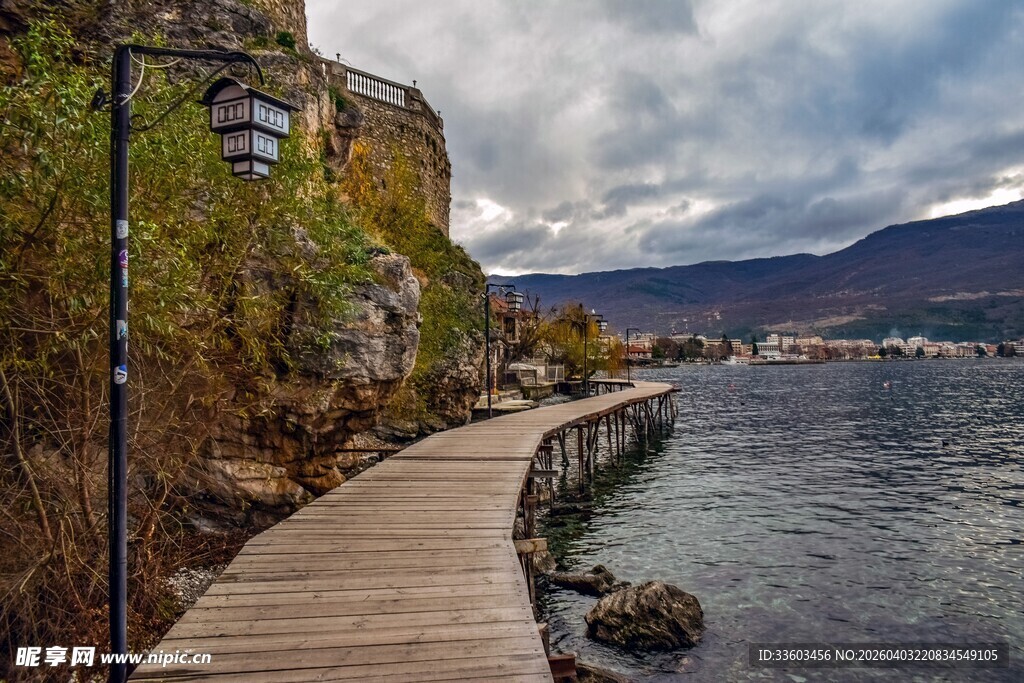 湖畔木栈道的自然景致