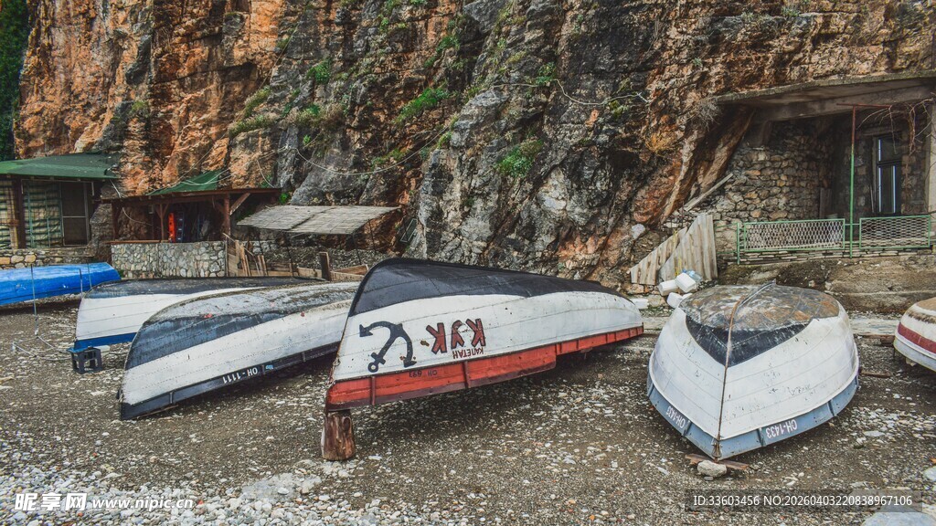 岸边停泊的多彩小船