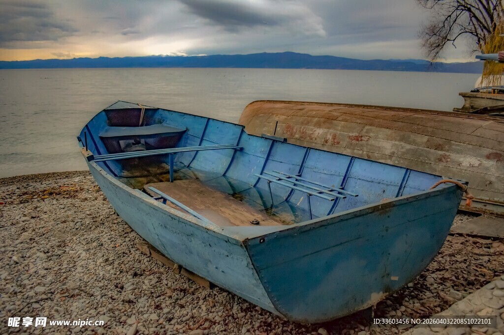 岸边的蓝色旧木船