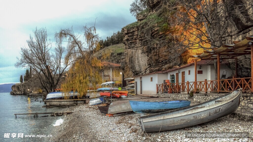 湖畔小船与岸边小屋风景
