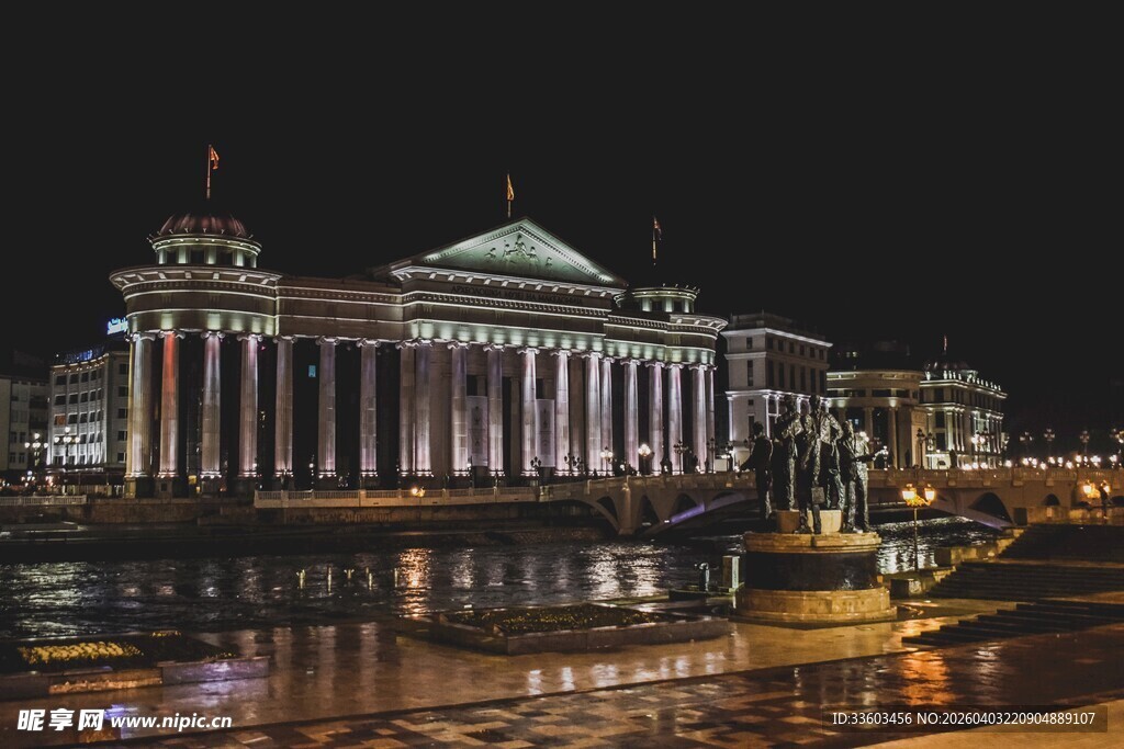 夜晚河畔的宏伟古典建筑