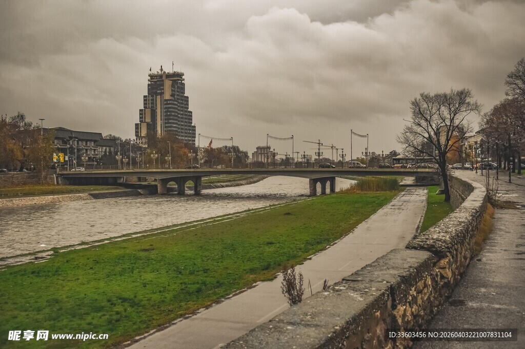 河畔桥梁与城市景致