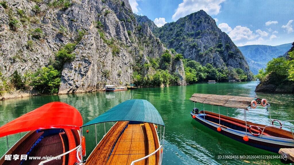 漓江美景中的游船风光