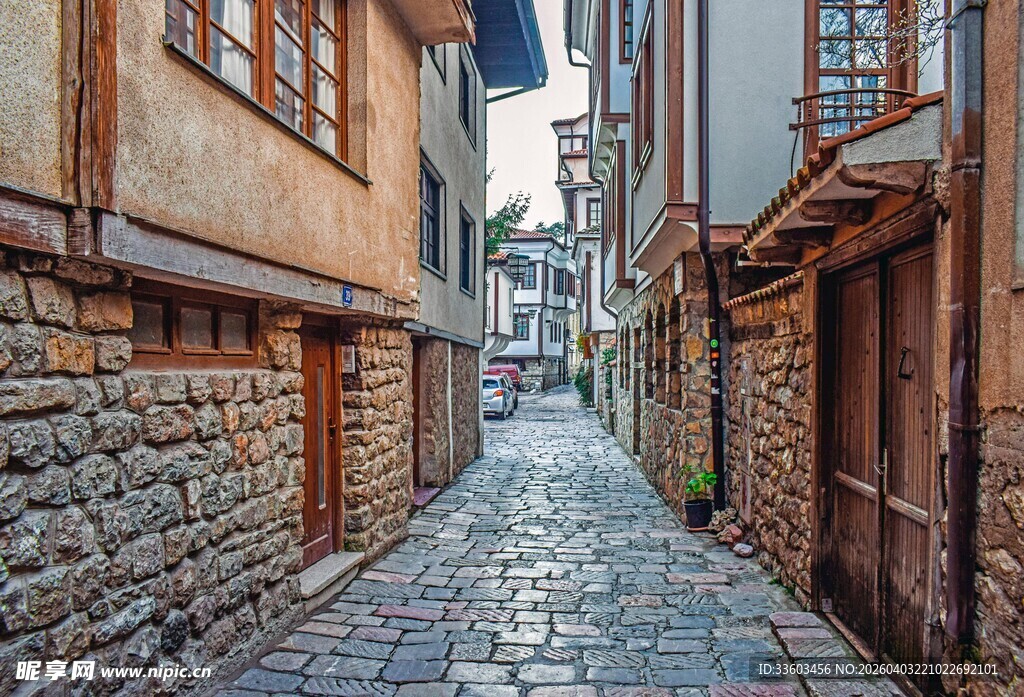 古老狭窄的石砌小巷