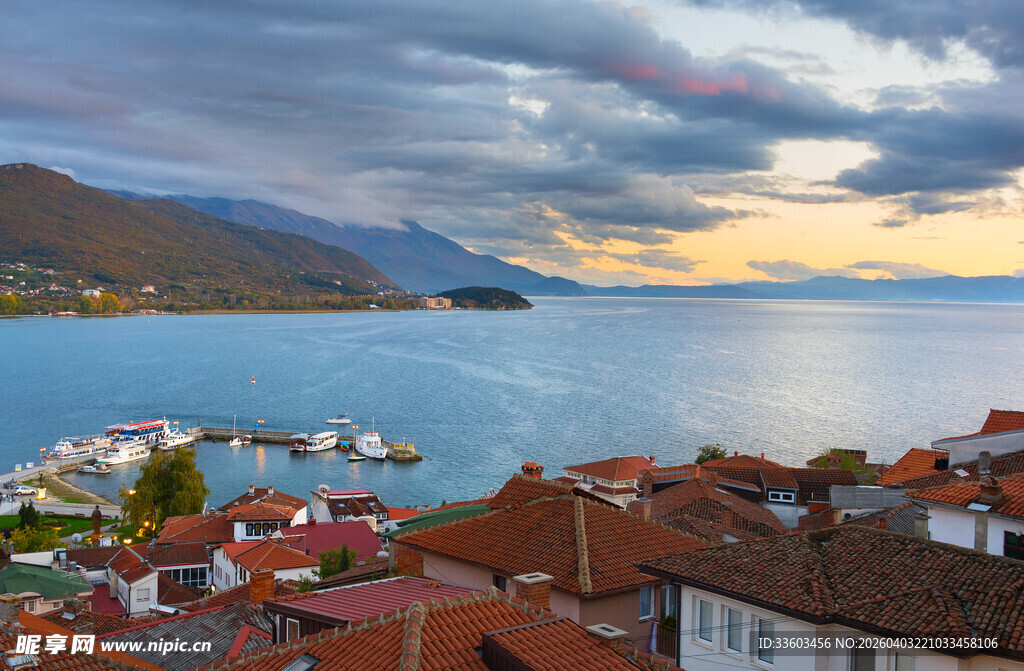 湖畔小镇美丽黄昏景色