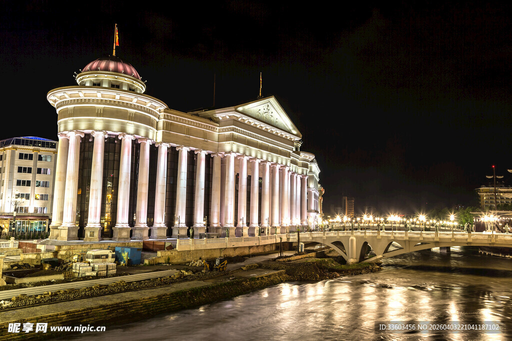 夜晚河畔的宏伟古典建筑