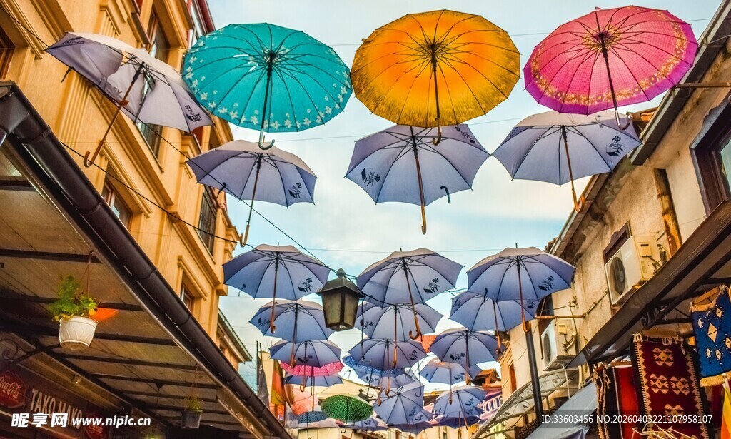 街道上空彩色雨伞装饰