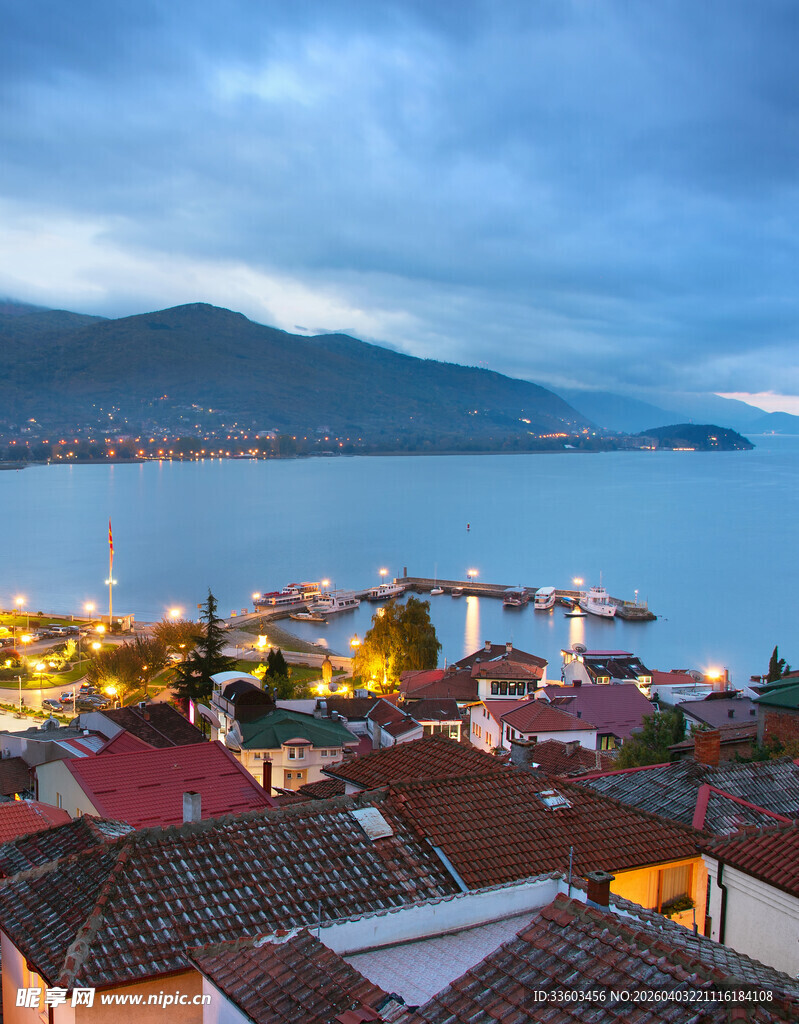 湖畔小镇黄昏美景