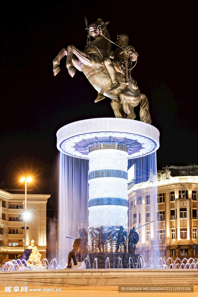 夜晚的骏马喷泉雕塑