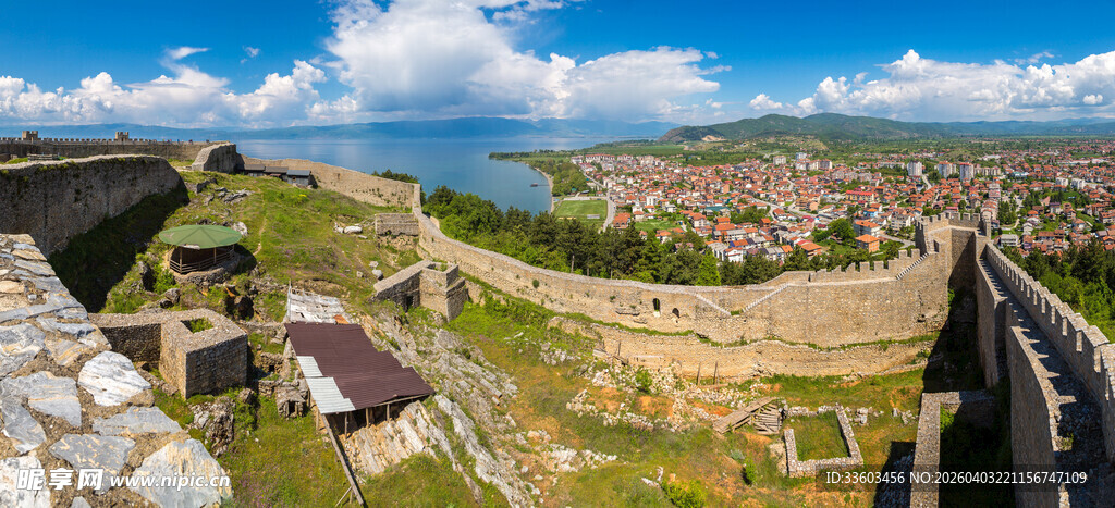 俯瞰古老城墙与广袤风景