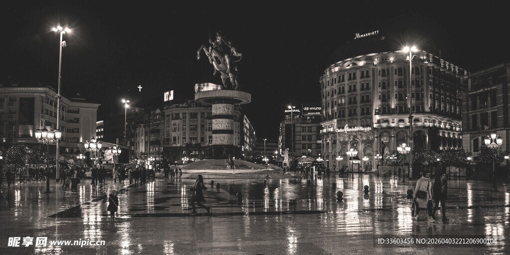 夜晚城市广场的璀璨景象