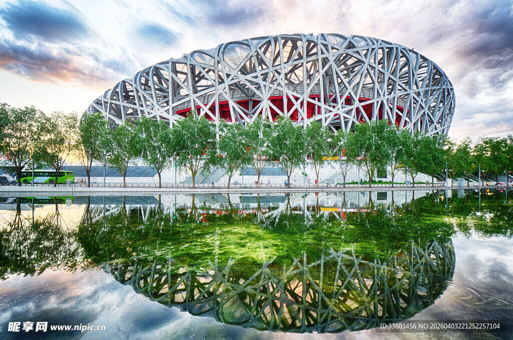 鸟巢建筑景观及水中倒影