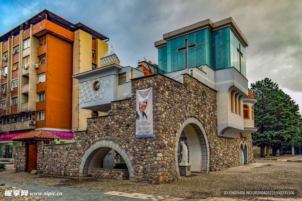 古老石砌建筑与多彩房屋