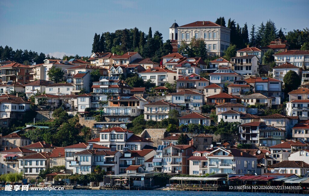 依山而建的多彩小镇景观