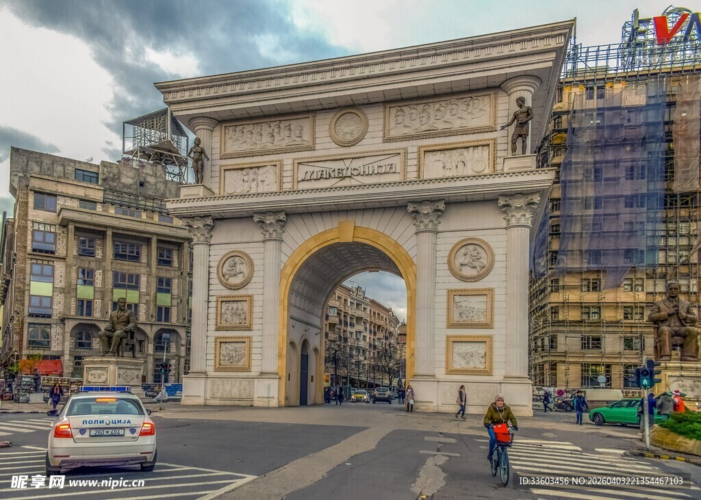 城市中的宏伟凯旋门